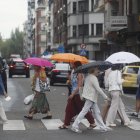 Un momento de lluvia en la capital, este martes.