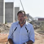 AL01 NIJAR, ALMERÍA 13/08/2024.-El ministro de Transportes, Óscar Puente, ha defendido este martes que la inversión que realiza el Gobierno en materia ferroviaria es "bestial", aunque ha advertido que los "las cosas llevan tiempo; los cambios no se producen de un día para otro y en ese proceso se sufre", así lo ha manifestado en declaraciones a los medios durante una visita a las obras de la alta velocidad en Níjar (Almería) EFE / Carlos Barba