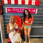 Alba, en brazos de su orgullosa abuela Ana y al lado de su madre Rocío con su carnet de socia de la Cultural.