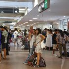 Varios pasajeros en el vestíbulo principal de la estación de Chamartín, en Madrid, este martes. Los trenes de alta velocidad con origen o destino en dicha estación madrileña sufren retrasos desde primera hora de la tarde por una nueva incidencia que afecta a la electrificación de las vías. EFE/ J.P.Gandul