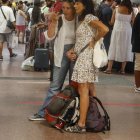 Varios pasajeros en el vestíbulo principal de la estación de Chamartín, en Madrid, este martes. Los trenes de alta velocidad con origen o destino en dicha estación madrileña sufren retrasos desde primera hora de la tarde por una nueva incidencia que afecta a la electrificación de las vías. EFE/ J.P.Gandul