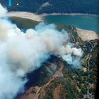 Incendio forestal junto al embalse y el pueblo de Matalavilla
