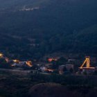 Vista de Sotillos de SAbero con el castillete del pozo La Herrera II iluminado