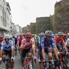 Inicio de la decimotercera etapa de la Vuelta ciclista a España que se disputa este viernes sobre 176 kilómetros entre Lugo y el Puerto de Ancares.