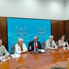 La consejera de Industria, Leticia García, en el centro, junto al alcalde, Marco Morala