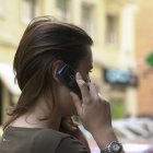 En la imagen de archivo, una joven habla por teléfono  móvil en una calle de Madrid. EFE/J. Huesca