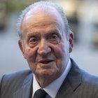 El rey emérito Juan Carlos I a su llegada al funeral del empresario y filántropo Alejandro Fernández de Araoz y Marañón, este lunes en la iglesia de San Francisco de Borja, en Madrid. EFE/ Daniel González