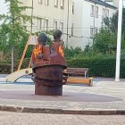 Imagen de la escultura vandalizada con pintadas.