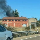 Columna de humo a la salida de San Miguel del Camino en dirección a León.