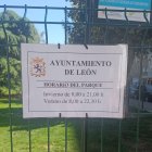 Cartel con horarios en el pipicán de La Palomera, en la calle Conde de Barcelona, colocado por el Ayuntamiento de León.