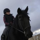 Nerea, montando a caballo en Sanfelismo.
