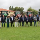 La consejera de Agricultura, Ganadería y Desarrollo Rural, María González Corral, firma un convenio de colaboración con empresas fabricantes de maquinaria agrícola para facilitar equipos de última generación a los Centros Integrados de FP Agraria