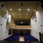 Vista del teatro de Cubillos del Sil, que ocupa la planta baja del edificio de la Casa de la Cultura.