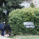 Algunos de los inmigrantes en las instalaciones del hotel en el que se alojan.