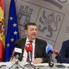 Luis Miguel González Gago y Olegario Ramón, durante la rueda de prensa ofrecida tras la reunión.