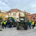 Agricultores frente a los juzgados de Benavente esta mañana.