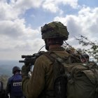 LABOUNEH (LÍBANO), 13/10/2024.- Un soldado de las Fuerzas de Defensa de Israel vigila el horizonte en territorio del sur de Líbano, zona controlada por el ejército israelí, en la que hasta hace muy poco operaba la milicia Hizbulá. EFE/Alejandro Ernesto