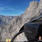 El helicóptero de los servicios de rescate se aproxima al lugar donde tuvo que ser rescatado un montañero.