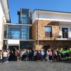 Imagen de la concentración a las puertas del Ayuntamiento de Carracedelo.