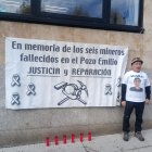 Moure, padre de una de las víctimas, en los juzgados de Léon
