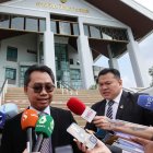 Una fotografía de archivo del abogado de oficio a cargo del caso del español Daniel Sancho, Apirchat Srinual, atiende a los medios en el tribunal de Samui en Tailandia el pasado mayo. EFE/ Sitthipong Charoenjai