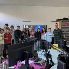 Alumnos y representantes de Cosmos, en el programa de radio.