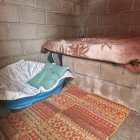 Camas preparadas con donaciones de mantas y colchas en la protectora Piedras Blancas de Laciana.