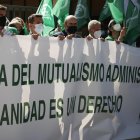 Imagen de archivo de una concentración convocada por los sindicatos CSIF y Jupol frente a la Dirección General de MUFACE, para protestar por los recortes sanitarios que han sufrido los cuadros médicos y centros sanitarios en las diferentes mutuas de funcionarios del Estado. EFE/ Emilio Naranjo