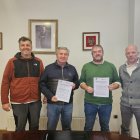 Imagen de la firma del acuerdo facilitada por el Ayuntamiento de Carracedelo.