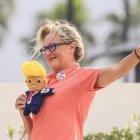 Una votante lleva un muñeco hecho a mano de Donald Trump en Palm Beach, Estados Unidos.