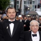 DiCaprio (centro), posa con dos personas vitales en su carrera, el director Martin Scorsese (derecha) y Robert De Niro en la presentación del filme 'Killers of the Flower Moon' durante la 76 edición del Festival de Cannes, el 20 May 2023.