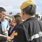 El presidente del Gobierno, Pedro Sánchez conversa con la alcaldesa de Paiporta, Maribel Albalat, durante su visita al puesto de mando de Valencia, este domingo.