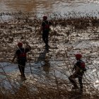 El V batallón de la UME con sede en León, rastrea la Albufera en la localidad de Masanasa en busca de desaparecidos.