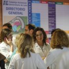 Médicos en el hall del Hospital de León.