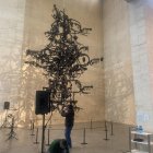La comedia humana', candelabro con piezas de Murano de ocho metros de alto.