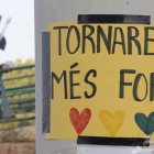 Vista de los mensajes de apoyo en la pasarela peatonal que conecta la ciudad con su pedanía de La Torre y que ha sido denominado como Puente de la Solidaridad este sábado en Valencia.