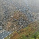 Un desprendimiento de tierra ha obligado a cortar este domingo el tráfico en ambos sentidos en la AP-66.