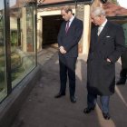 Carlos de Inglaterra, el príncipe de Gales (c), y el príncipe Guillermo de Inglaterra (d), duque de Cambridge, observan el emplazamiento de un tigre durante una visita a la Sociedad Zoológica de Londres.