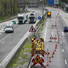 Vehículos ciurclan por la AP-66 a su paso por Campomanes, Asturias, este lunes.