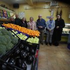 Los fruteros Soledad López y Roberto Prejigueiro, Paquita Benito Robledal, Mari Crespo, Juan García, Rosa Garrido y Cristina Fernández.