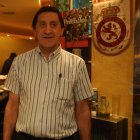 Tomás Mantecón cuando regentaba La Solera con el escudo de la Cultural siempre pegado a él.