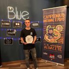 El campeón Héctor Fidalgo posa con su premio.