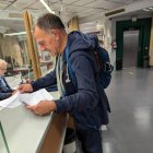 Entrega de las 1.402 firmas en el Registro del Ayuntamiento de León.