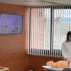 Una enfermera en el taller de primeros auxilios de la Escuela de Padres del servicio de Pediatría de la Gasbi.