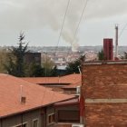 Columna de humo visible desde la capital leonesa