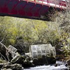 El Ayuntamiento de Villablino asegura que la pilastra caída no compromete la seguridad del puente.