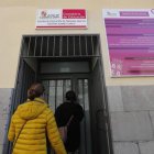 Dos alumnas acceden al centro de formación de adultos Faustina Álvarez.