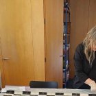 La artista brasileña Ana Amorim, trabajando en uno de sus proyectos artísticos.