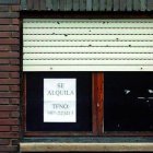 Cartel de Se alquila en la ventana de una vivienda de León.