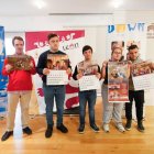 Jóvenes de Amidown que posan en el calendario.